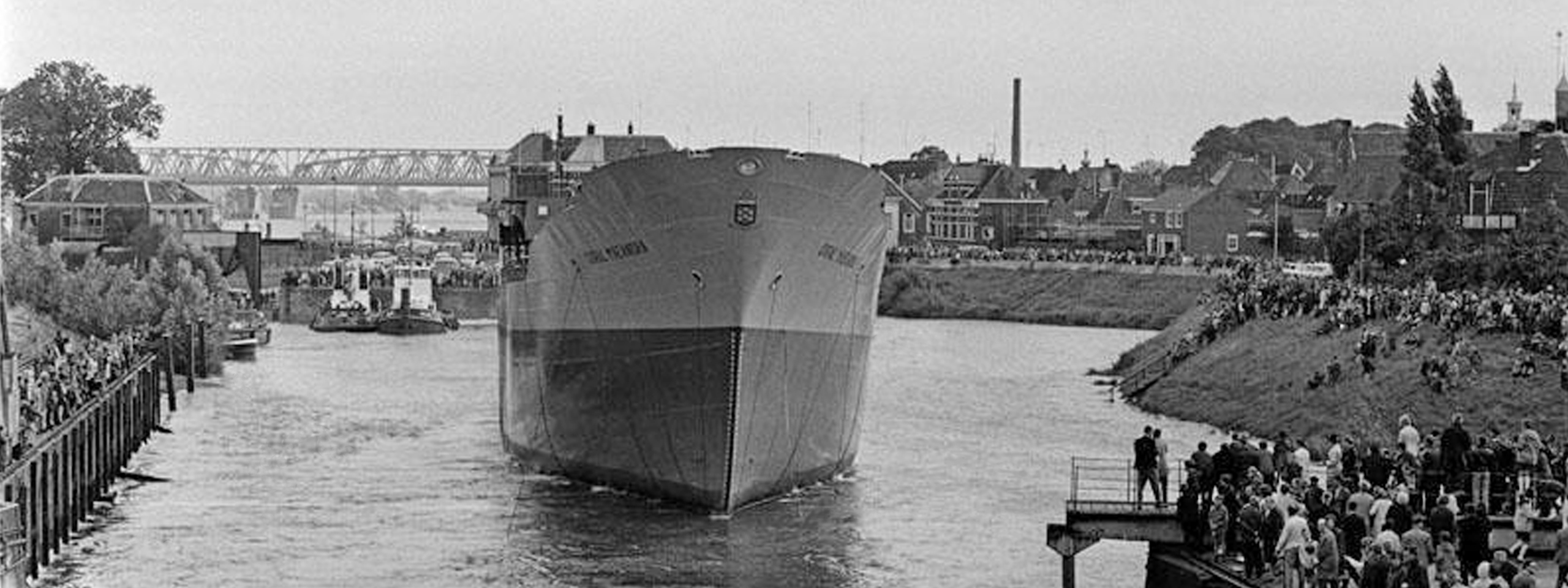 Tewaterlating van een schip in Zaltbommel